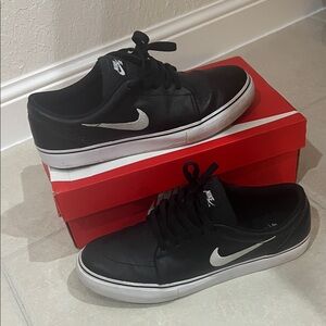 🎁Nike Men's🎁 Black and White Sneakers10.5 leather 🎁
